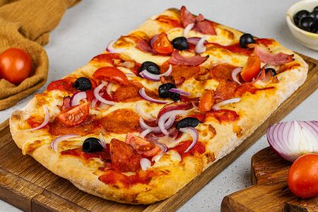 Римская пицца пепперони с беконом, красным луком и маслинами
