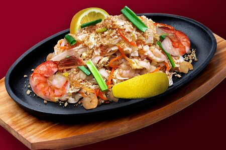 Лапша рисовая с креветками и арахисом