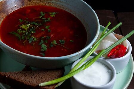 Борщ с салом и ржаным хлебом