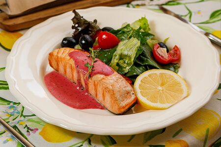 Семга на гриле в брусничном соусе