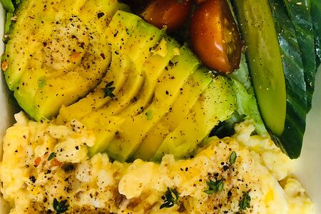 Омлет с авокадо и овощами