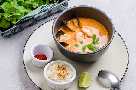 Острый том ям с морепродуктами