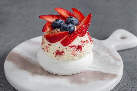 Пирожное Павлова с малиновым патисьером