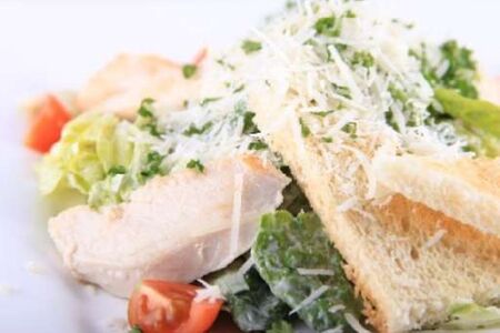 Салат Цезарь с курицей