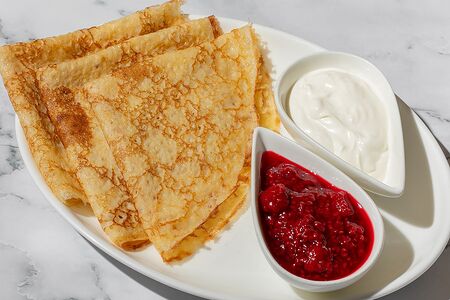 Блины с ягодным вареньем и сметаной