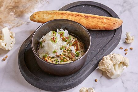 Крем из цветной капусты с белыми грибами, кедровыми орехами и злаковым хлебом