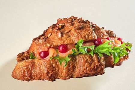 Круассан с форелью