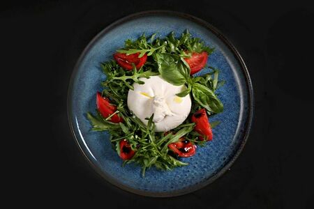 Моцарелла буффало с томатами и песто