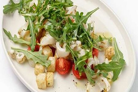 Фирменный салат с кальмаром