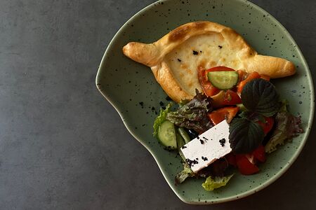 Греческий салат на сырной хачапури
