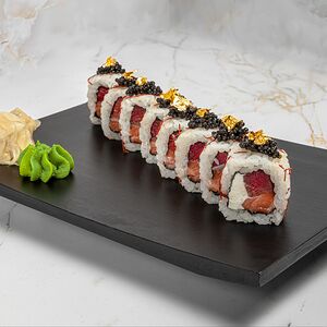 Ролл с черной икрой и золотом