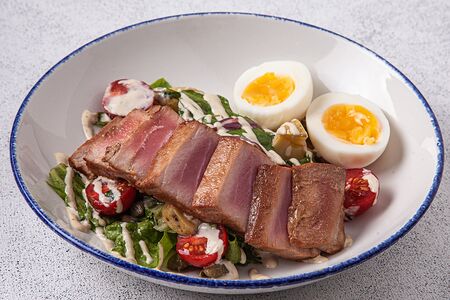 Салат Нисуаз с тунцом гриль