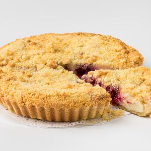 Тарт песочный с творожной начинкой и вишней