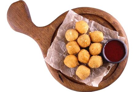 Сырные шарики с брусничным соусом