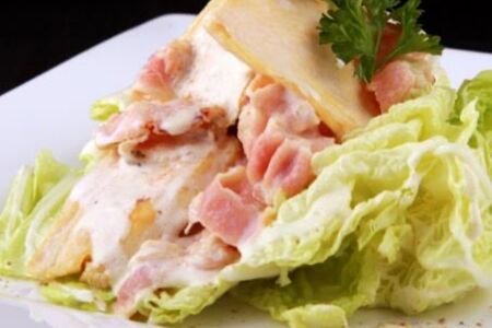 Теплый мясной салат Ясуми с беконом