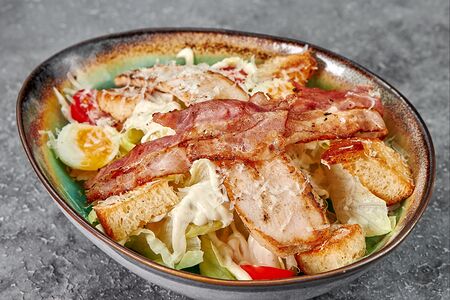 Цезарь с курицей и беконом