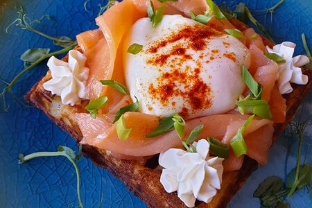 Сырная вафля со слабосоленым лососем