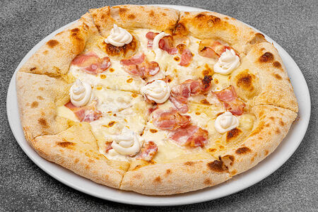 Пицца с беконом и маскарпоне