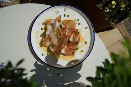 Салат с дыней и хамоном