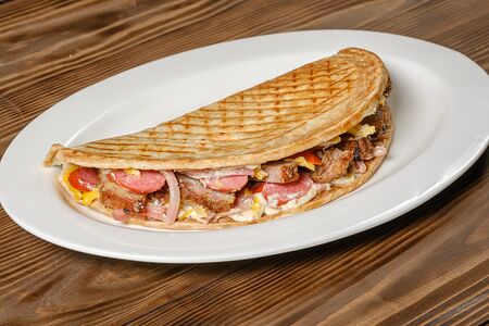 Пицца закрытая сборная со свининой