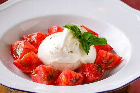 Буррата со спелыми томатами