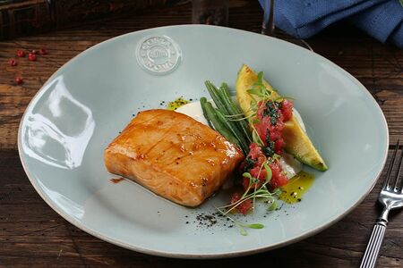 Лосось с авокадо и томатами конфи