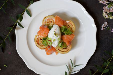 Блины с форелью и творожным кремом