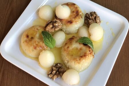 Сырники с сыром, мёдом, грецким орехом и грушей