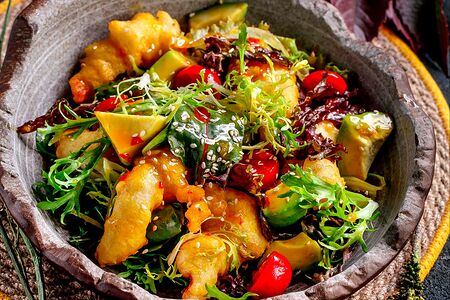 Салат с креветками и соусом манго