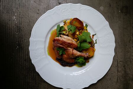 Половинка цыпленка, картофель с кукурузой, луковый джем