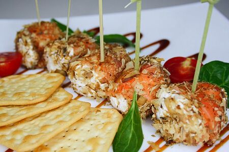 Рулетики из лосося с пшеничными тостами