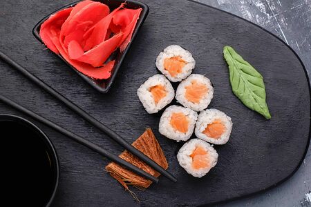 Ролл с лососем