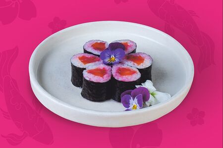 Маки с лососем гравлакс и маринованным луком