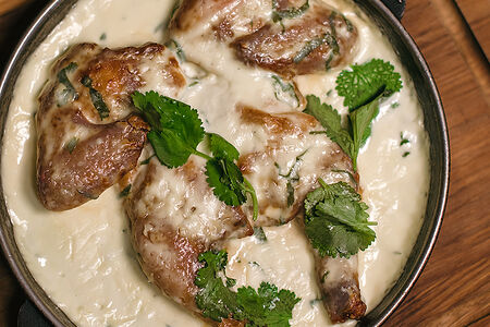 Цыплёнок Чкмирули в сливочном соусе