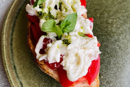 Брускетта томаты-страчателла