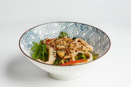 Салат с морепродуктами и грибами вешенки по-тайски