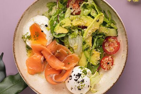 Зелёный салат с лососем