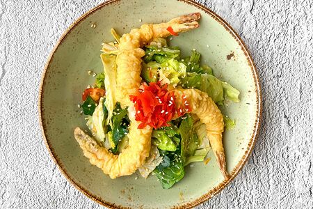 Салат с креветками темпура