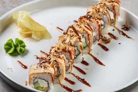 Ролл Бонито с угрем и стружкой тунца