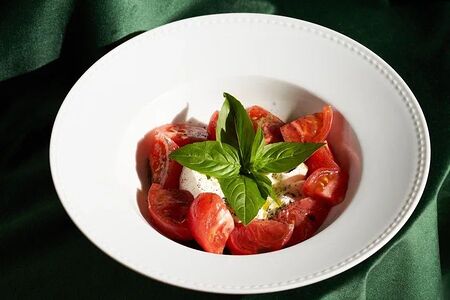 Буррата с томатами