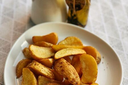 Картофельные дольки в кожуре по-деревенски