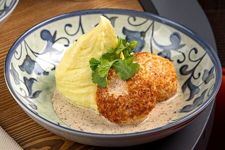 Крабовые котлеты с картофельным пюре