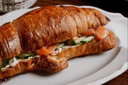 Круассан с форелью
