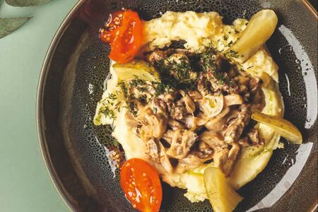 Бефстроганов с картофельным пюре и разносолами