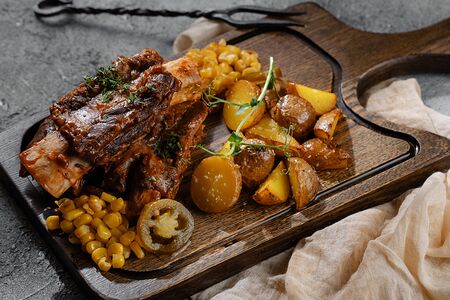 Томленые телячьи ребра барбекю