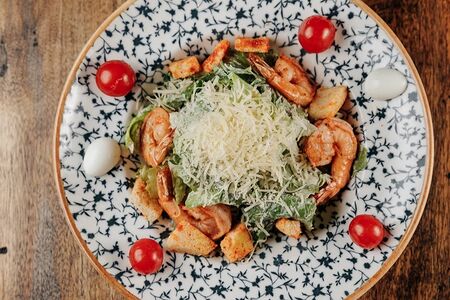 Салат Цезарь с креветками