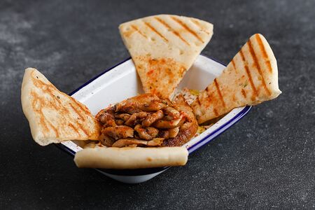 Дзадзыки, пита и цыплёнок гриль