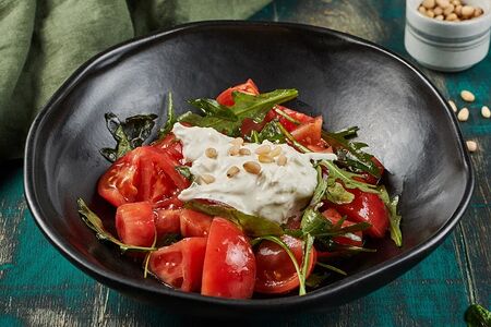 Страчателла с томатами и рукколой