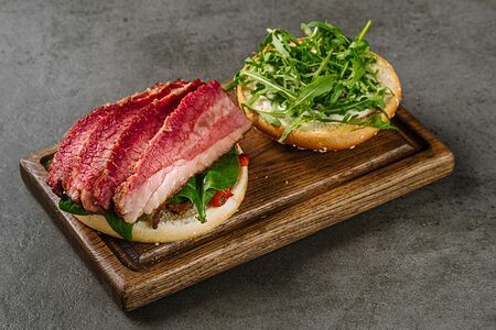 Бургер с брискетом из говядины