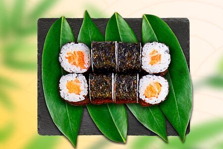 Маки с лососем